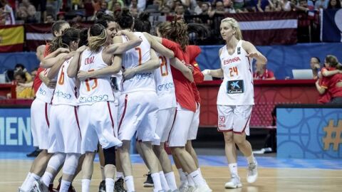 Las chicas de la Selecci&oacute;n de Baloncesto celebran la victoria.