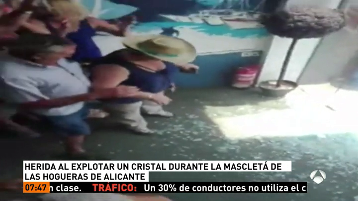 Una mujer, herida al estallar un cristal de un restaurante durante la Mascletà de las hogueras de Alicante Una mujer, herida al estallar un cristal de un restaurante durante la Mascletà de las hogueras de Alicante