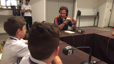 De la Morena con dos promesas del torneo de la Liga Promises. De la Morena con dos promesas del torneo de la Liga Promises.