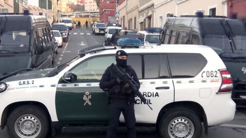 En la imagen, un agente de la Guardia Civil durante una operaci&oacute;n antiyihadista en Melilla