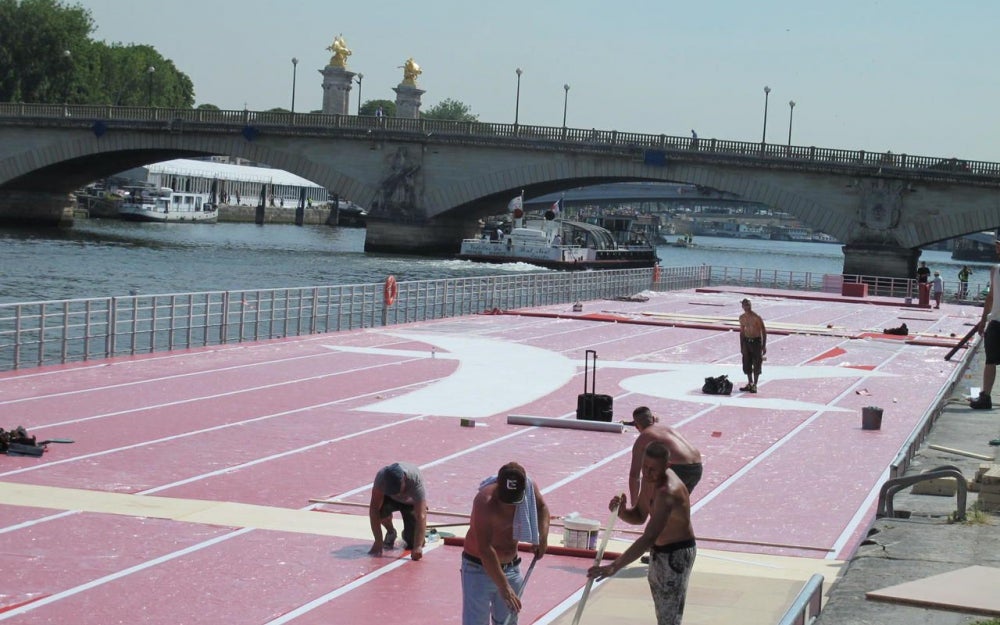 El Sena se convierte en una espectacular pista de atletismo flotante para promover la candidatura olímpica de París 2024 El Sena se convierte en una espectacular pista de atletismo flotante para promover la candidatura olímpica de París 2024