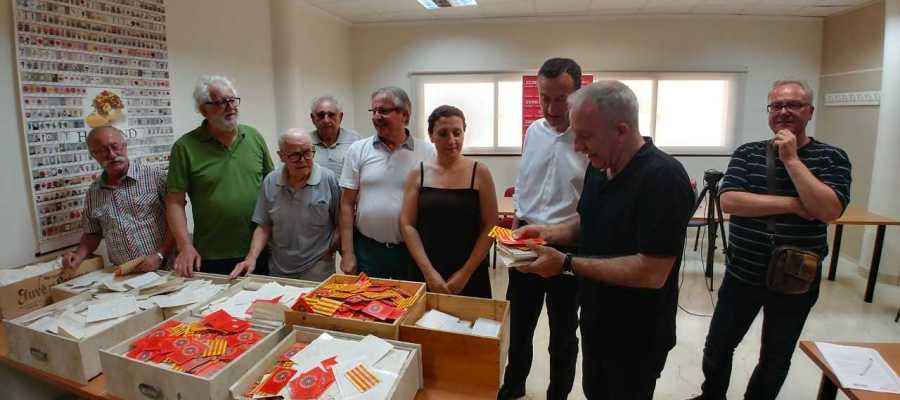 Momento en el que CCOO entrega las fichas de afiliación al director de la Cátedra Pedro Ibarra de la UMH. Momento en el que CCOO entrega las fichas de afiliación al director de la Cátedra Pedro Ibarra de la UMH.