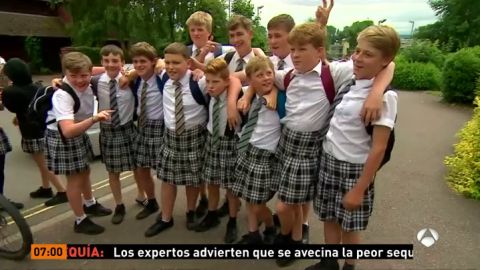 Chicos con faldas por el calor