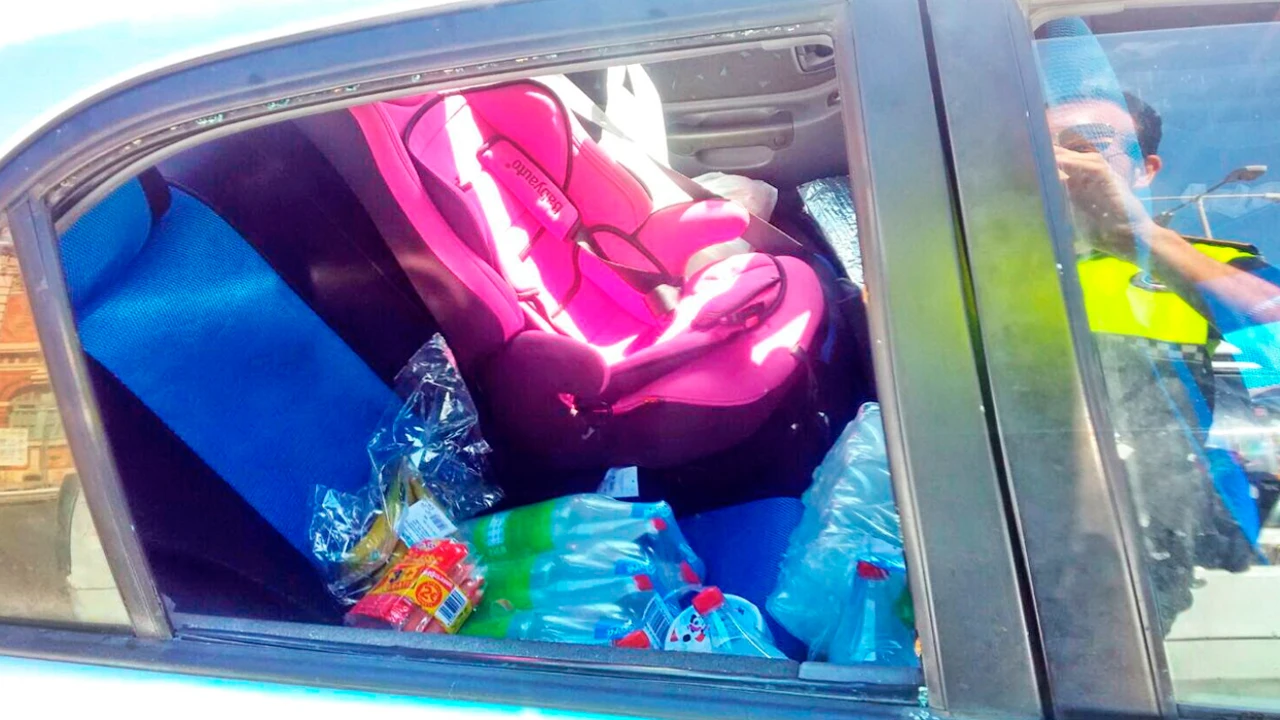 Coche donde dejó a su hija encerrada al sol