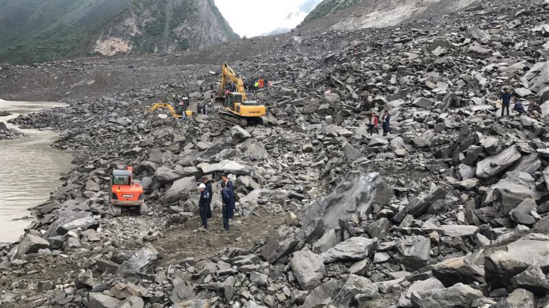 Un deslizamiento de tierra sepulta un pueblo en Sichuan y deja 120 desaparecidos Un deslizamiento de tierra sepulta un pueblo en Sichuan y deja 120 desaparecidos