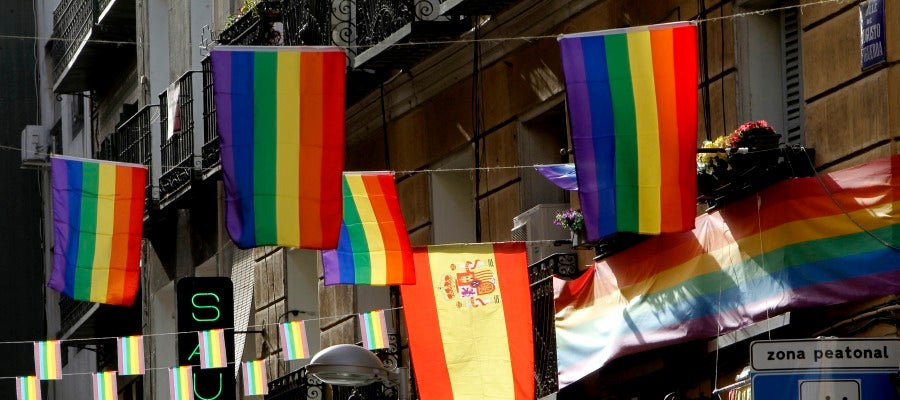 Calle del barrio de Chueca adornada con banderas arcoíris Calle del barrio de Chueca adornada con banderas arcoíris