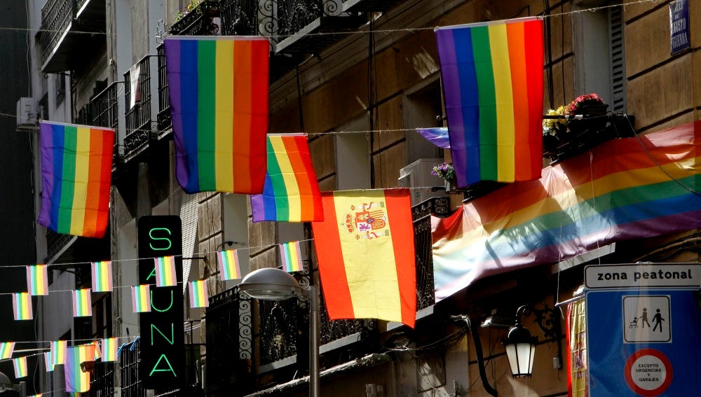 Calle del barrio de Chueca adornada con banderas arcoíris