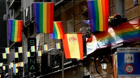 Calle del barrio de Chueca adornada con banderas arco&iacute;ris