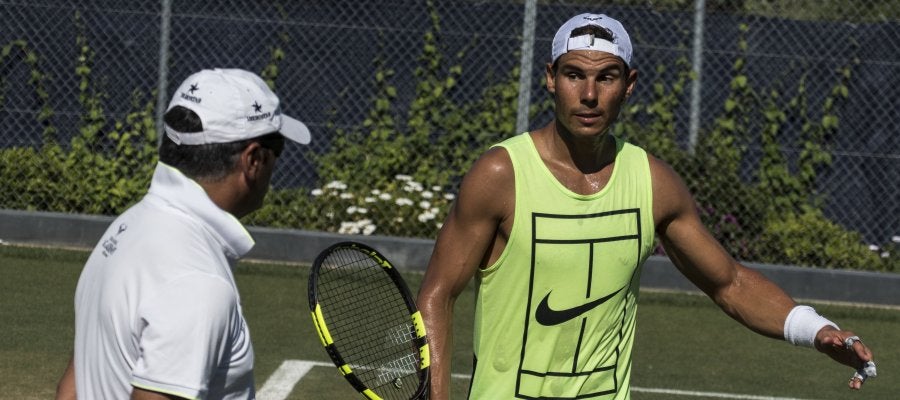 Toni Nadal observa a Rafa en un entrenamiento en Mallorca Toni Nadal observa a Rafa en un entrenamiento en Mallorca