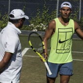 Toni Nadal observa a Rafa en un entrenamiento en Mallorca