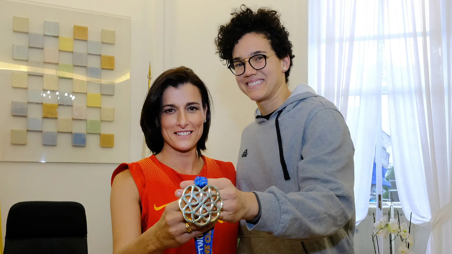 Gema Igual felicita a la deportista santanderina Laura Nicholls