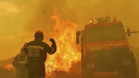 Efectivos de Bomberos en labores de extinci&oacute;n de un incendio 