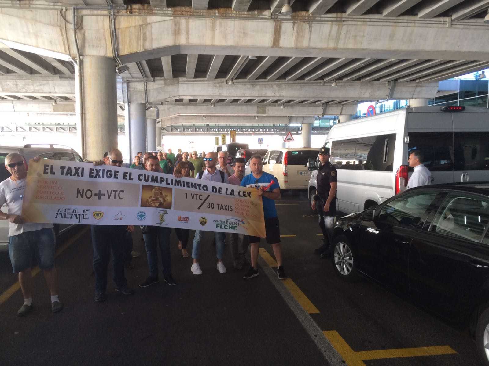 Los taxistas de Elche también se movilizan para exigir la regulación de la actividad de los coches de alquiler con conductor Los taxistas de Elche también se movilizan para exigir la regulación de la actividad de los coches de alquiler con conductor