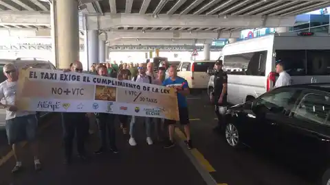 Taxistas de Elche concentrados en el Aeropuerto Alicante-Elche junto a VTCs. Taxistas