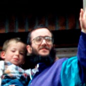 José Antonio Ortega Lara junto a su familia saluda desde la ventana de su casa