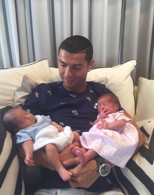 Cristiano Ronaldo presenta a los dos "amores de su vida" Cristiano Ronaldo presenta a los dos "amores de su vida"