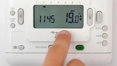 La ola de calor encarece el recibo de la luz un 7 % La ola de calor encarece el recibo de la luz un 7 % respecto a hace un año