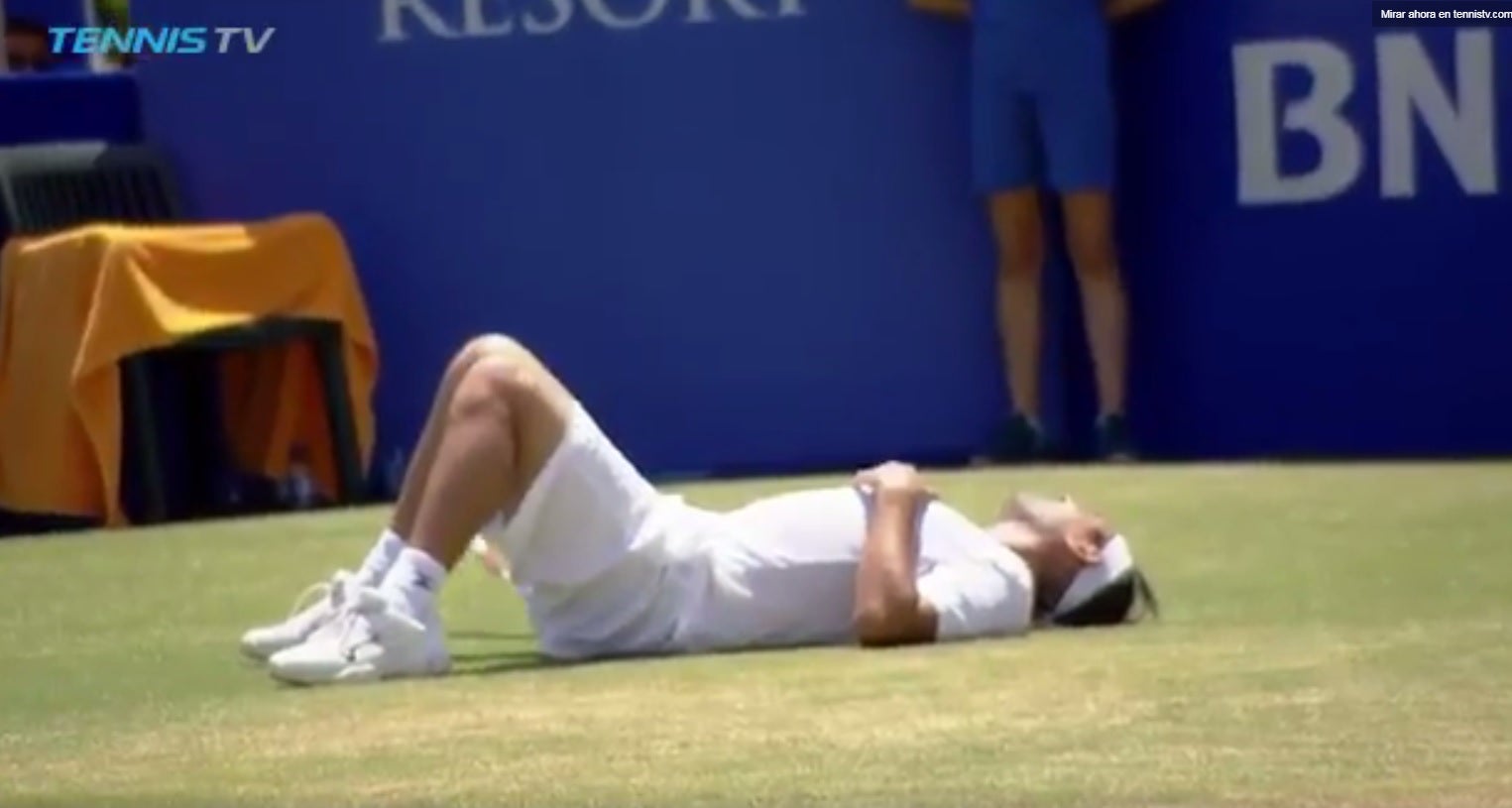 Marcos Baghdatis sufre un golpe de calor en pleno partido y cae desmayado al suelo Marcos Baghdatis sufre un golpe de calor en pleno partido y cae desmayado al suelo