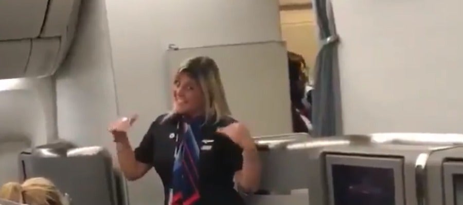 Una azafata, bailando el 'Waka Waka' delante de Skakira Una azafata, bailando el 'Waka Waka' delante de Skakira