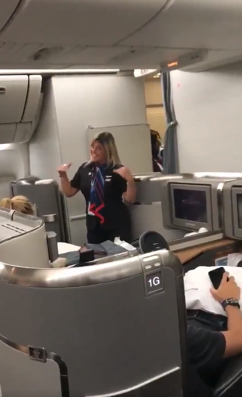 Una azafata le baila a Shakira el 'Waka Waka' en pleno vuelo de camino a la boda de Messi Una azafata le baila a Shakira el 'Waka Waka' en pleno vuelo de camino a la boda de Messi