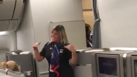 Una azafata, bailando el 'Waka Waka' delante de Skakira