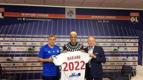 Mariano posa con la camiseta del Olympique de Lyon
