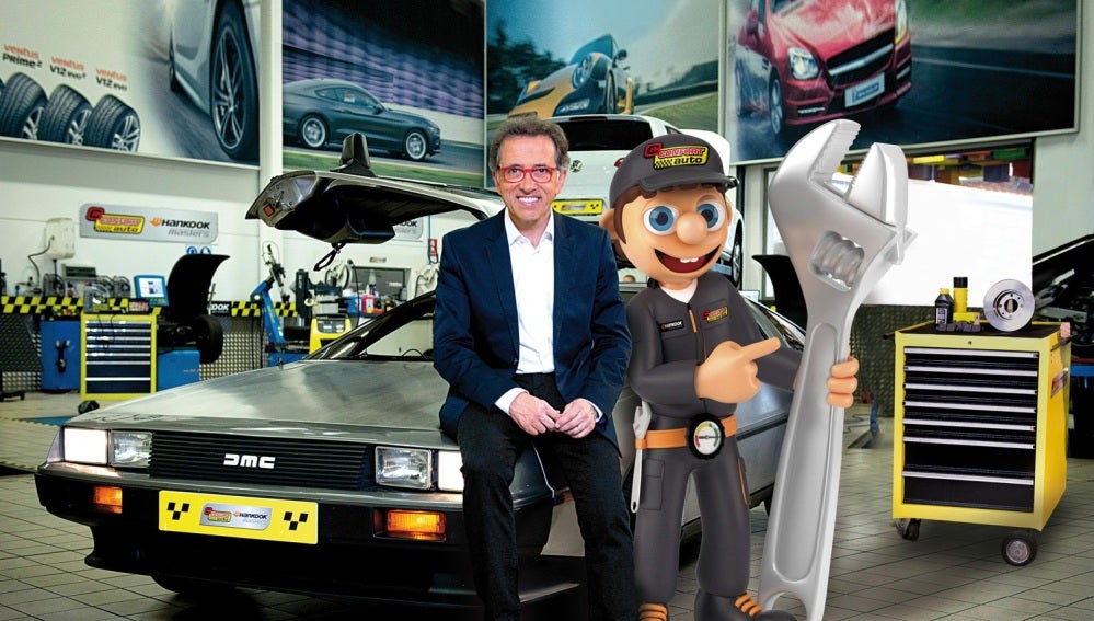 Jordi Hurtado y el coche DeLorean protagonizan el spot de Conforauto Hankook Masters.