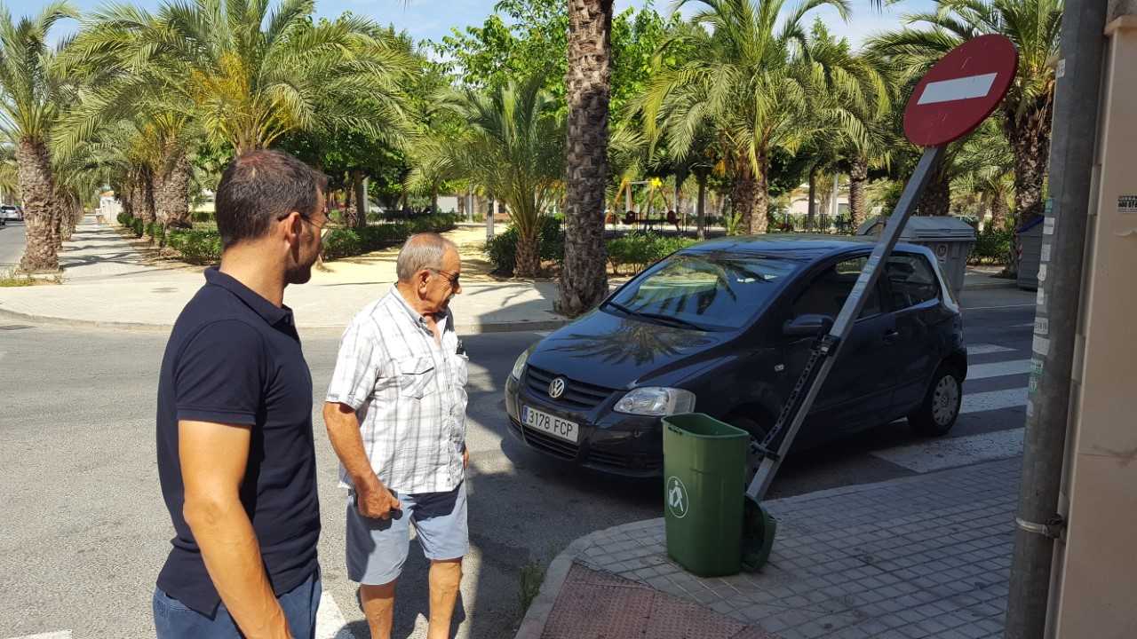 C’s Elche critica la falta de mantenimiento de la vía pública en Las Bayas C’s Elche critica la falta de mantenimiento de la vía pública en Las Bayas