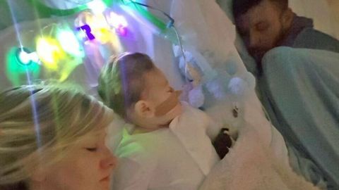 El &uacute;ltimo adi&oacute;s a Charlie: los padres se despiden antes de que sea desconectado