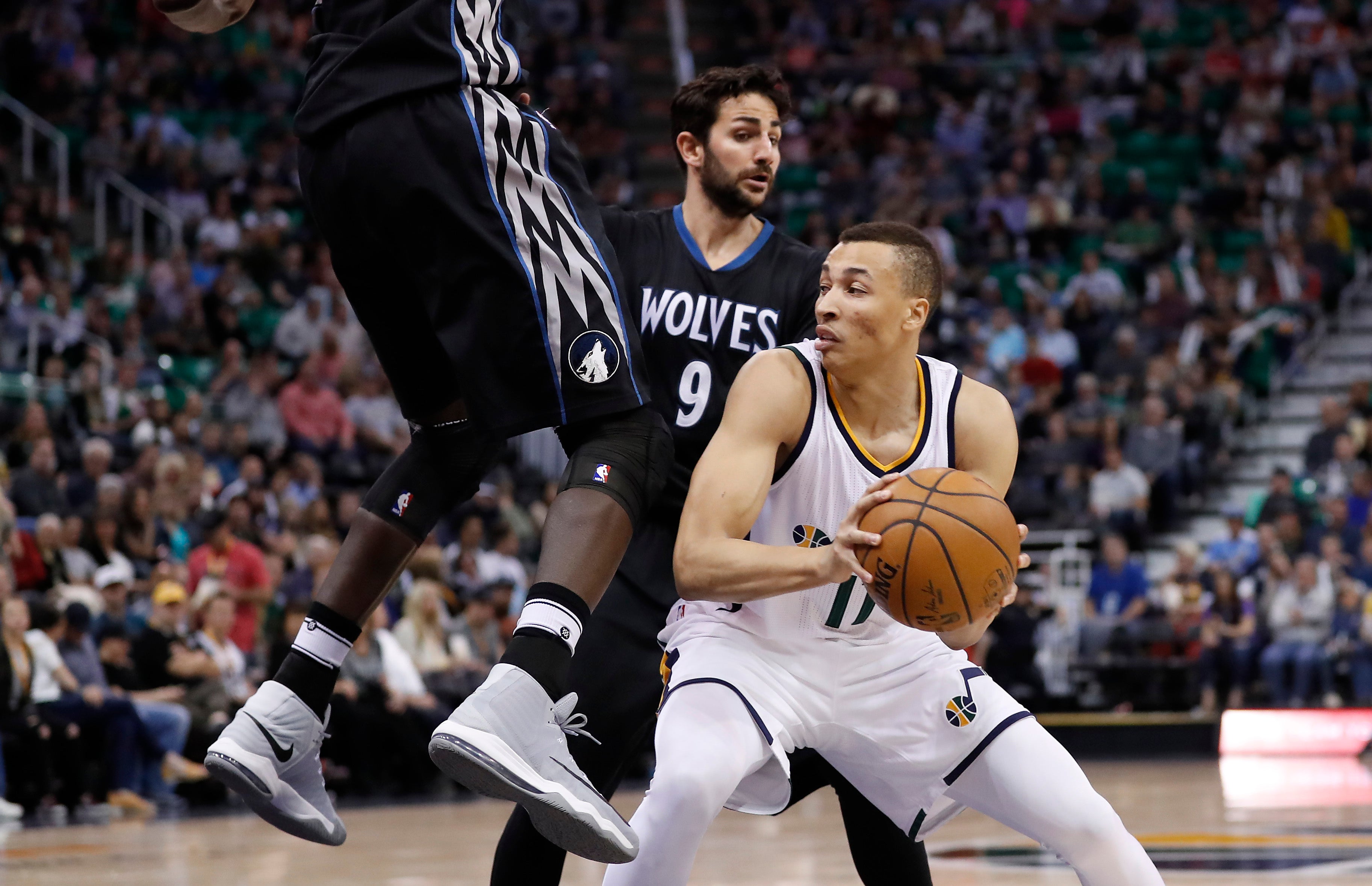 Ricky Rubio es traspasado a los Utah Jazz a cambio de una primera ronda del draft Ricky Rubio es traspasado a los Utah Jazz a cambio de una primera ronda del draft