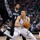 Ricky Rubio, intentando defender a Dante Exum Ricky Rubio, intentando defender a Dante Exum