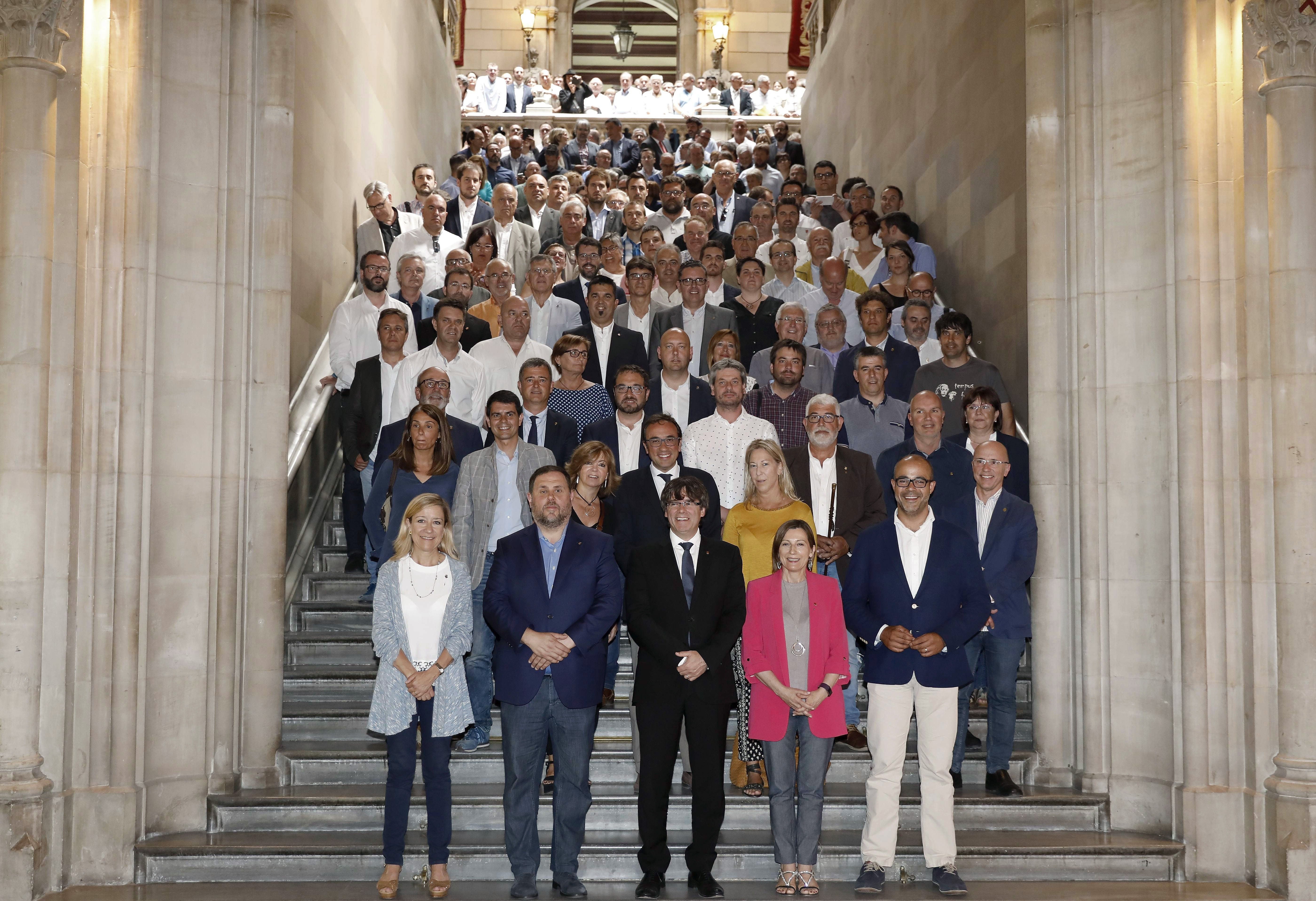 Alcaldes catalanes se concentran este sábado contra las actuaciones de la Fiscalía respecto al 1-O Alcaldes catalanes se concentran este sábado contra las actuaciones de la Fiscalía respecto al 1-O