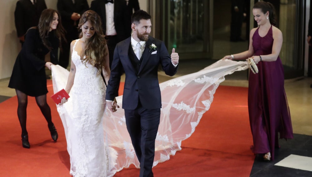 Lionel Messi (30 años) y su pareja, Antonela Roccuzzo (29) tras su boda