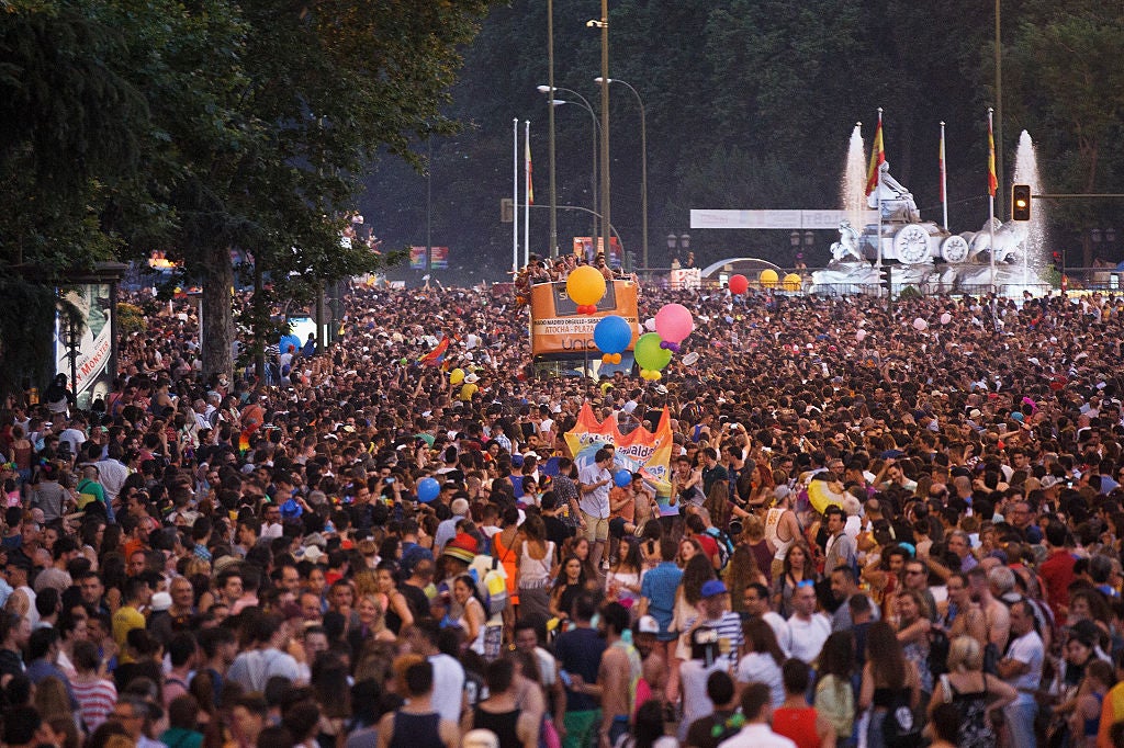 Miles de personas se cubren con la bandera del arcoíris en Madrid para reivindicar el Orgullo Miles de personas se cubren con la bandera del arcoíris en Madrid para reivindicar el Orgullo