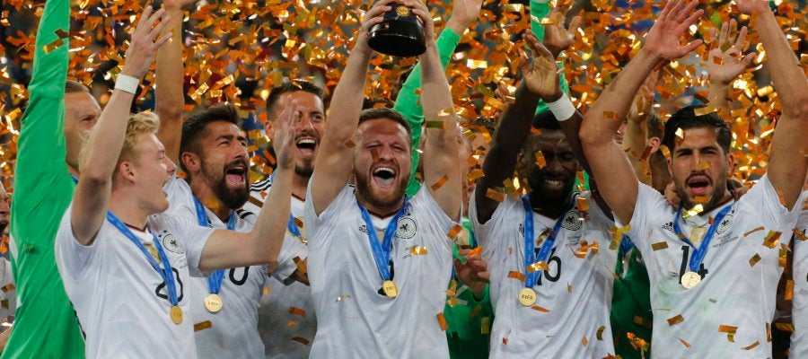 Mustafi levanta la Copa Confederaciones que ganó Alemania. Mustafi levanta la Copa Confederaciones que ganó Alemania.