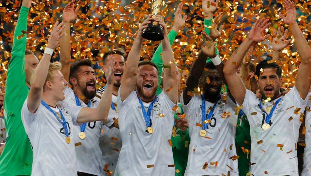 Mustafi levanta la Copa Confederaciones que ganó Alemania.