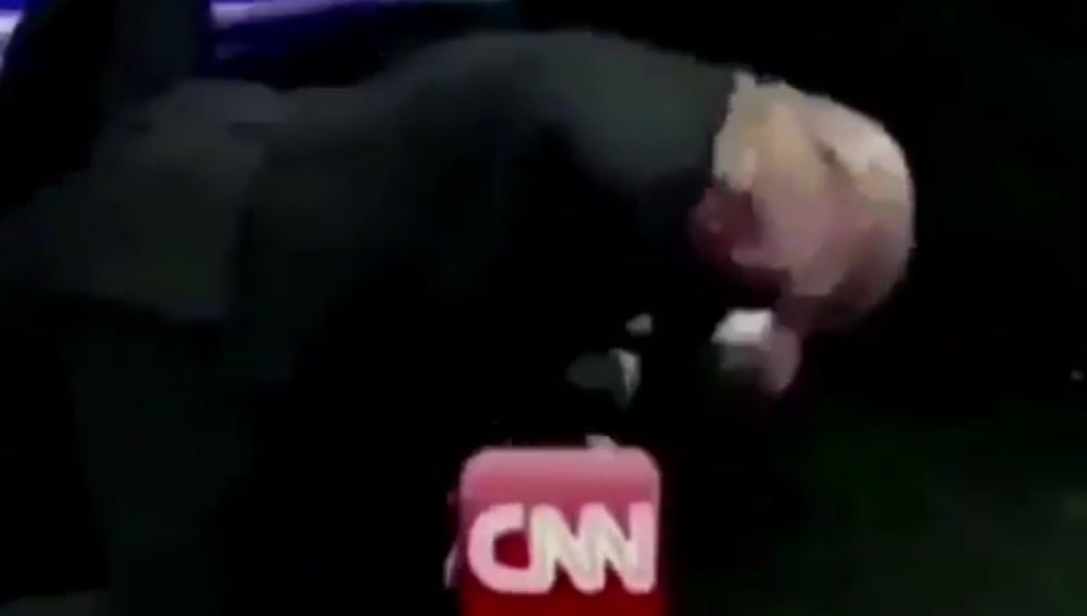 Trump golpeando al hombre con el logo de la CNN