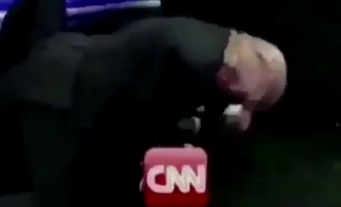 Trump tuitea un vídeo en el que golpea a un hombre con el logo del canal CNN Trump tuitea un vídeo en el que golpea a un hombre con el logo del canal CNN