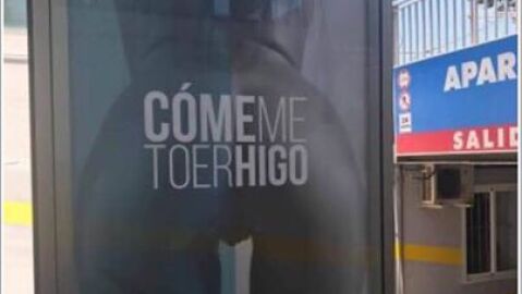 Cartel publicitario sexista en Torre del Mar
