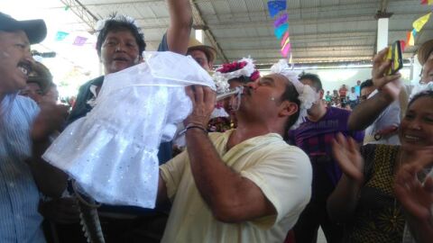  El alcalde de Oaxaca sostiene a su novia, una lagarta