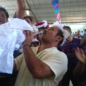  El alcalde de Oaxaca sostiene a su novia, un caimán