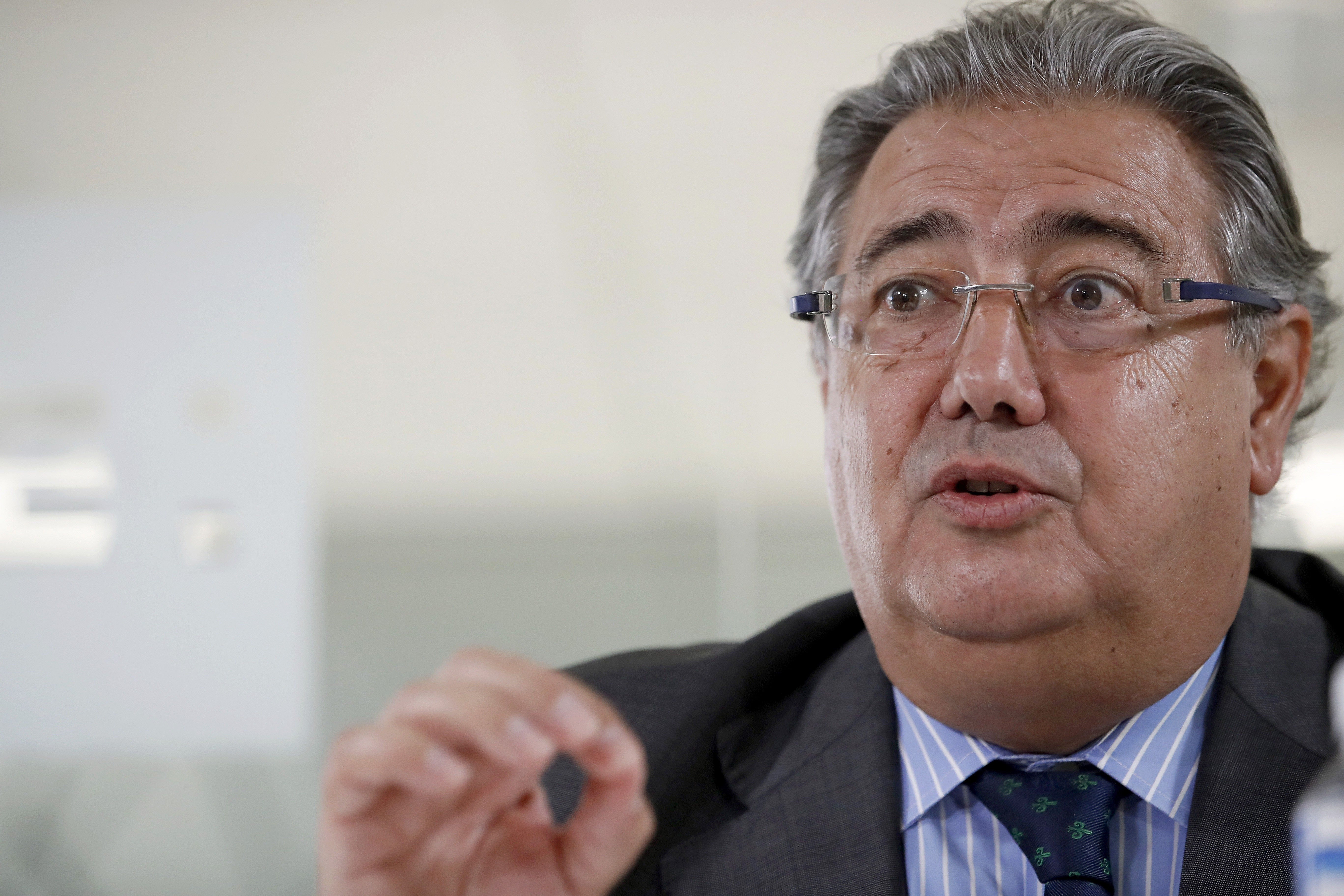 Zoido advierte a los separatistas catalanes que la ley es la base de toda democracia Zoido advierte a los separatistas catalanes que la ley es la base de toda democracia