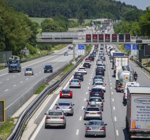 Vista de la autopista Autobahn A9 cerca de Allershausen, Alemania Vista de la autopista Autobahn A9 cerca de Allershausen, Alemania