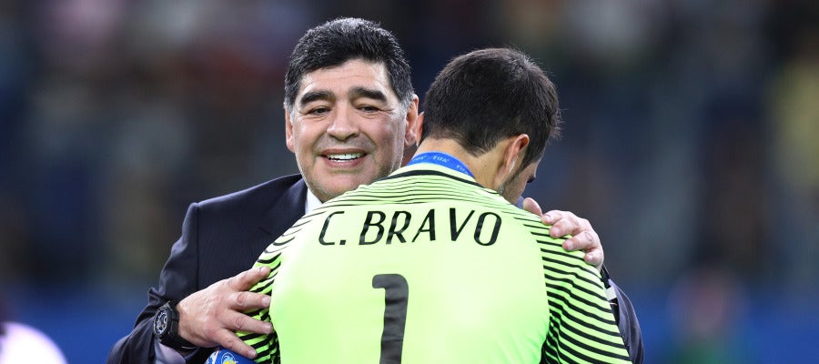 Maradona consuela a Claudio Bravo tras la final de la Copa Confederaciones Maradona consuela a Claudio Bravo tras la final de la Copa Confederaciones