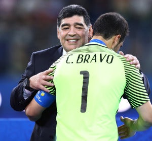 Maradona consuela a Claudio Bravo tras la final de la Copa Confederaciones Maradona consuela a Claudio Bravo tras la final de la Copa Confederaciones