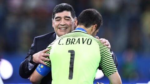 Maradona consuela a Claudio Bravo tras la final de la Copa Confederaciones