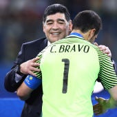 Maradona consuela a Claudio Bravo tras la final de la Copa Confederaciones