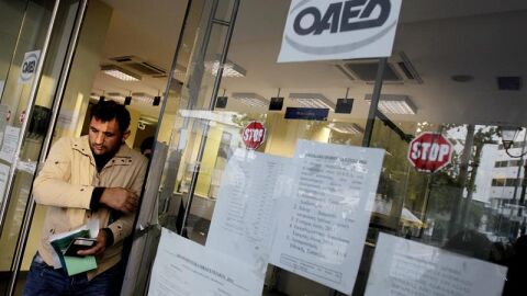 Un ciudadano sale de una oficina de empleo en Atenas (Grecia)