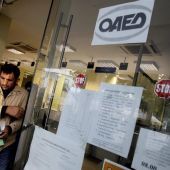 Un ciudadano sale de una oficina de empleo en Atenas (Grecia)