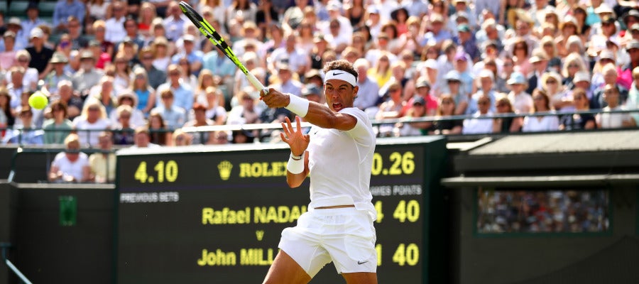Rafa Nadal golpea un 'drive' en su debut en Wimbledon ante John Millman Rafa Nadal golpea un 'drive' en su debut en Wimbledon ante John Millman
